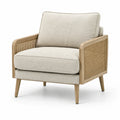 Fauteuil en tissu beige avec accoudoirs en rotin et pieds en bois