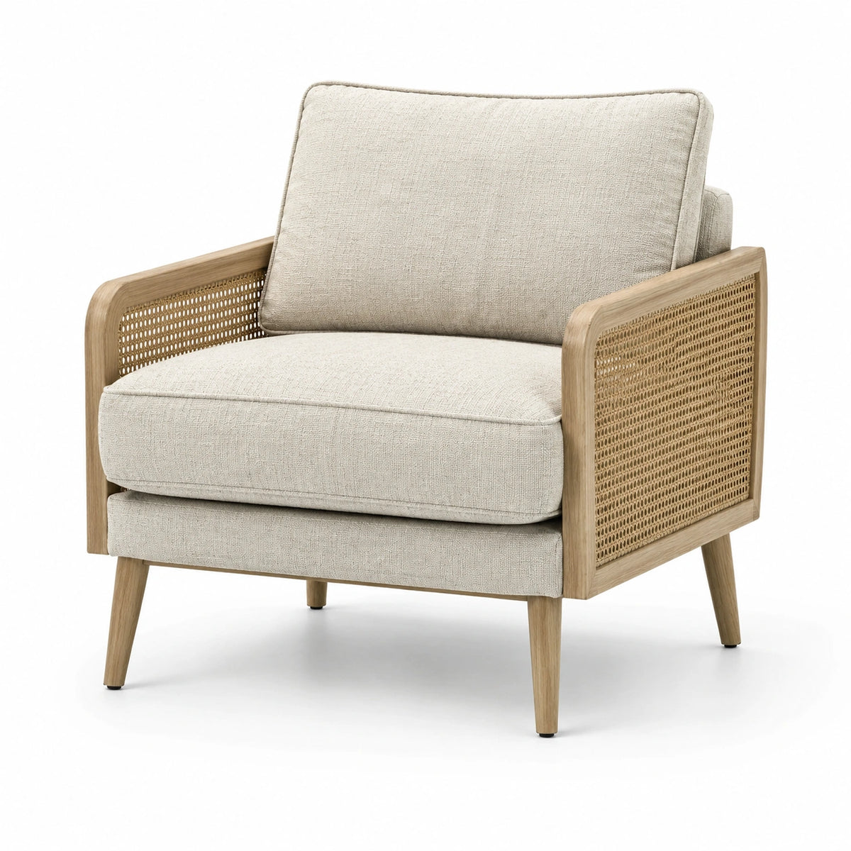 Fauteuil en tissu beige avec accoudoirs en rotin et pieds en bois
